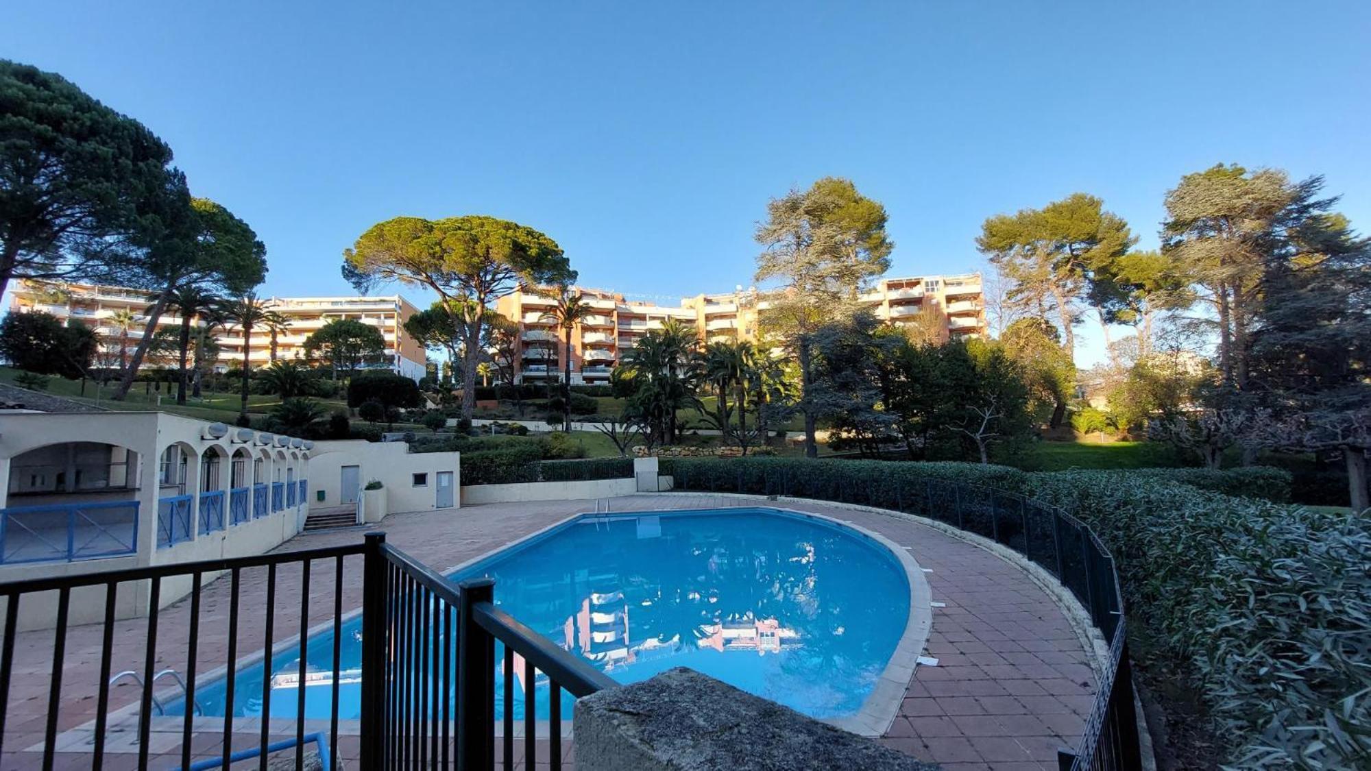 Charmant Appartement Residentiel Avec Terrasse, Jardin Privatif Et Piscine A Cannes Kültér fotó