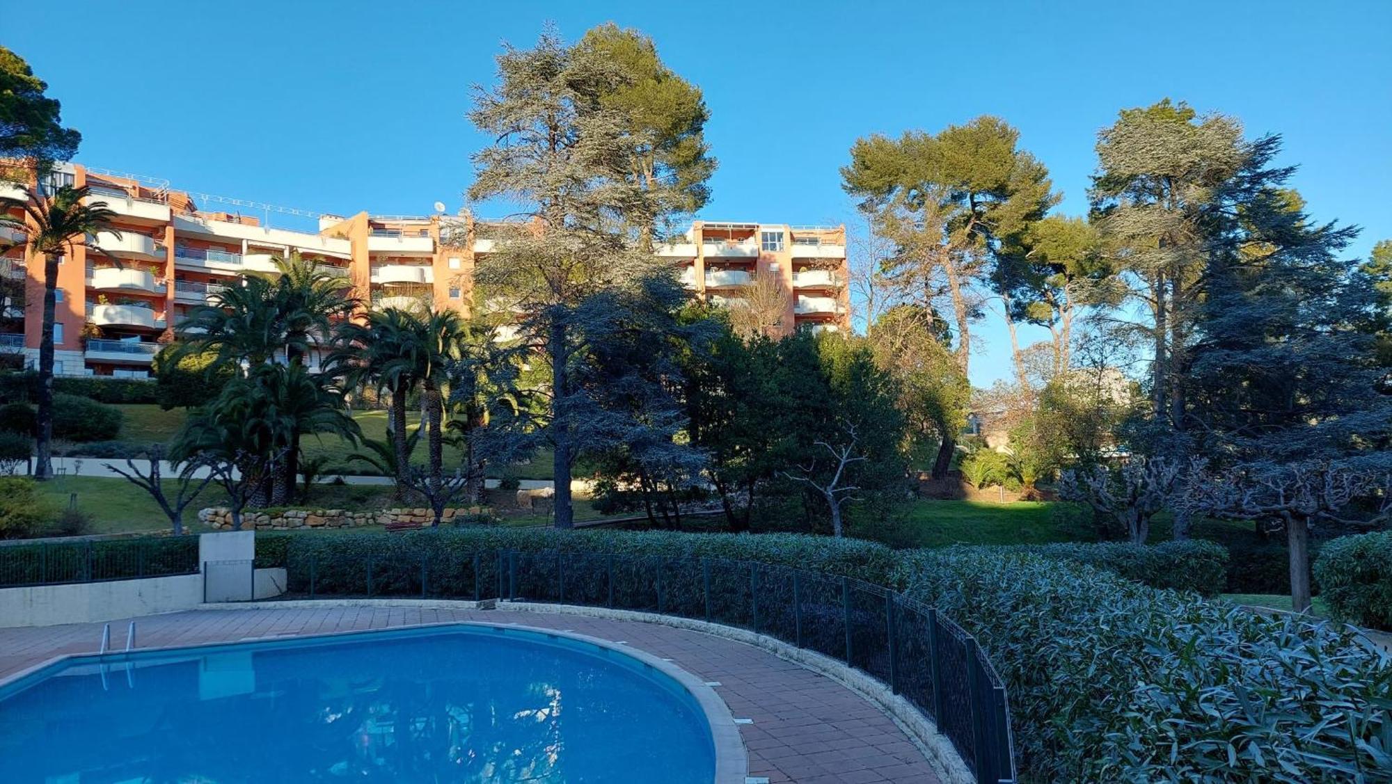 Charmant Appartement Residentiel Avec Terrasse, Jardin Privatif Et Piscine A Cannes Kültér fotó